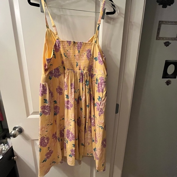 BNWOT torrid size 2 mini tie front yellow floral dress. Has pockets! - Picture 2 of 3